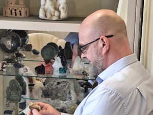 Sébastien Lanotte, gemmologue, sélectionne des minéraux