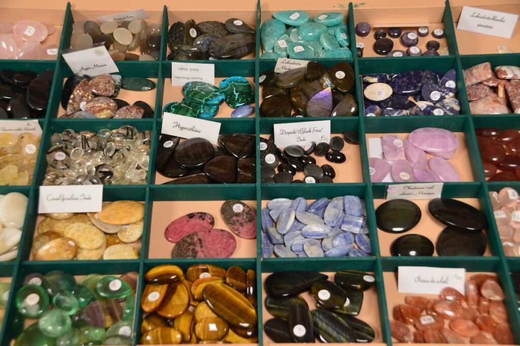 des cabochons en gemmes naturelles pour les créateurs ou les passionnés à découvrir à la boutique de minéraux d4Etival-clairefontaine, près de Saint Dié des Vosges, Racines Minérales