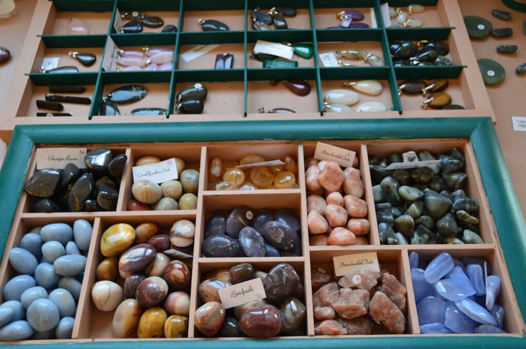 un vaste choix de pierres roulées et des pendentifs en pierre naturelle de qualité à découvrir chez Racines Minérales à Etival Clairefontaine.